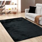 Czarny dywan w salonie